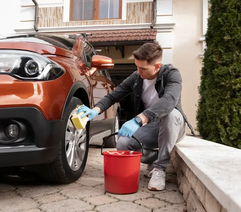 Lavage auto à domicile Suzette : professionnel intervenant sur un véhicule